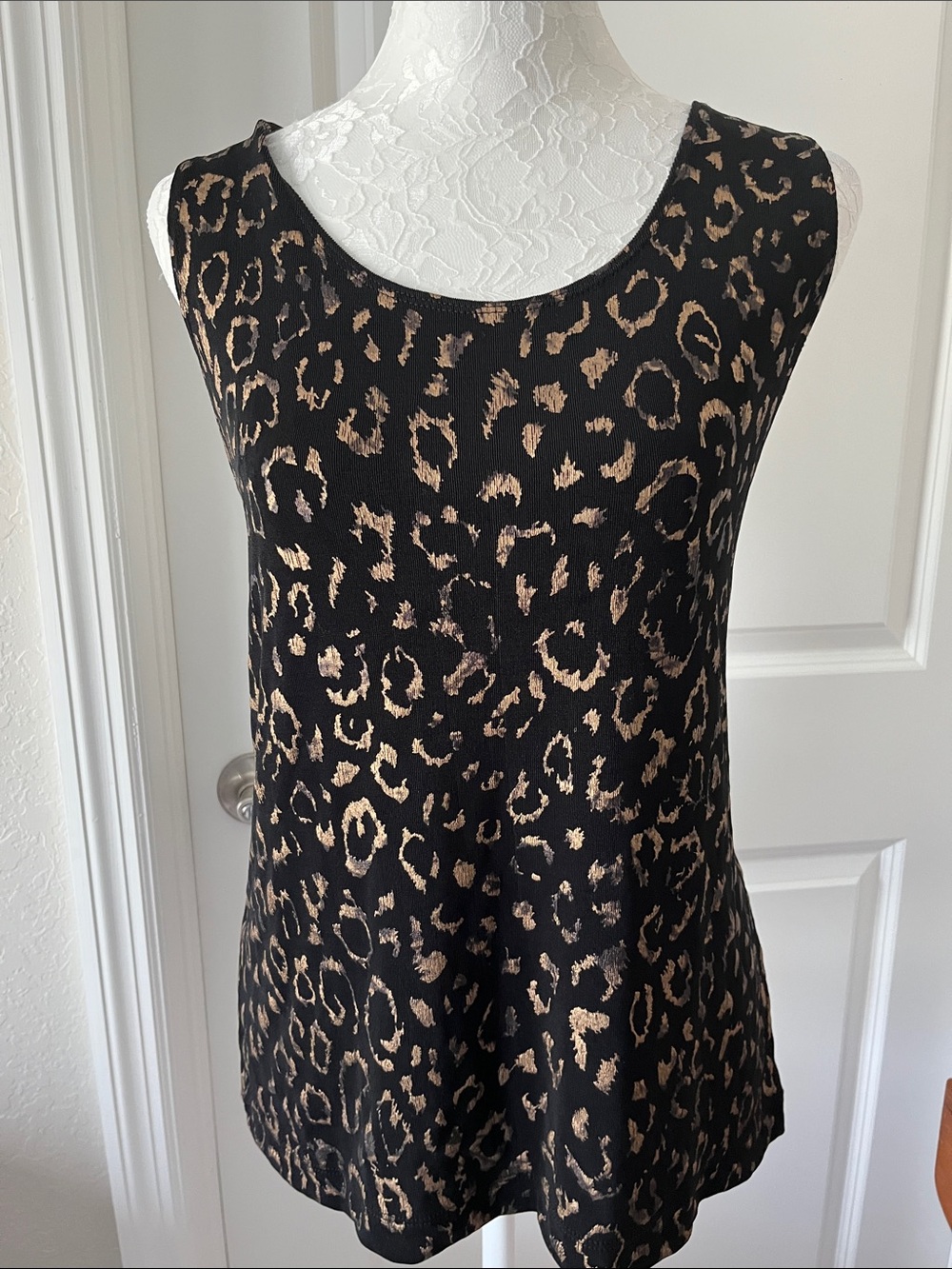Chico's Black Brushstroke Leopard Print Shell NWOT SZ 2